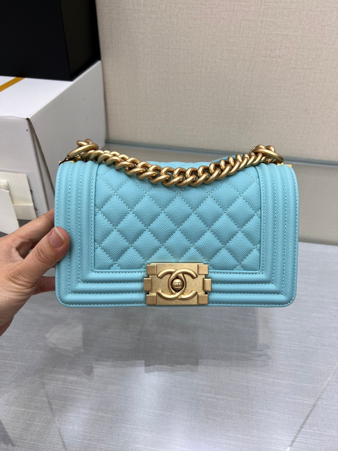 BOY BAG صغير 20 Cloud أزرق Caviar إكسسوارات ذهبية