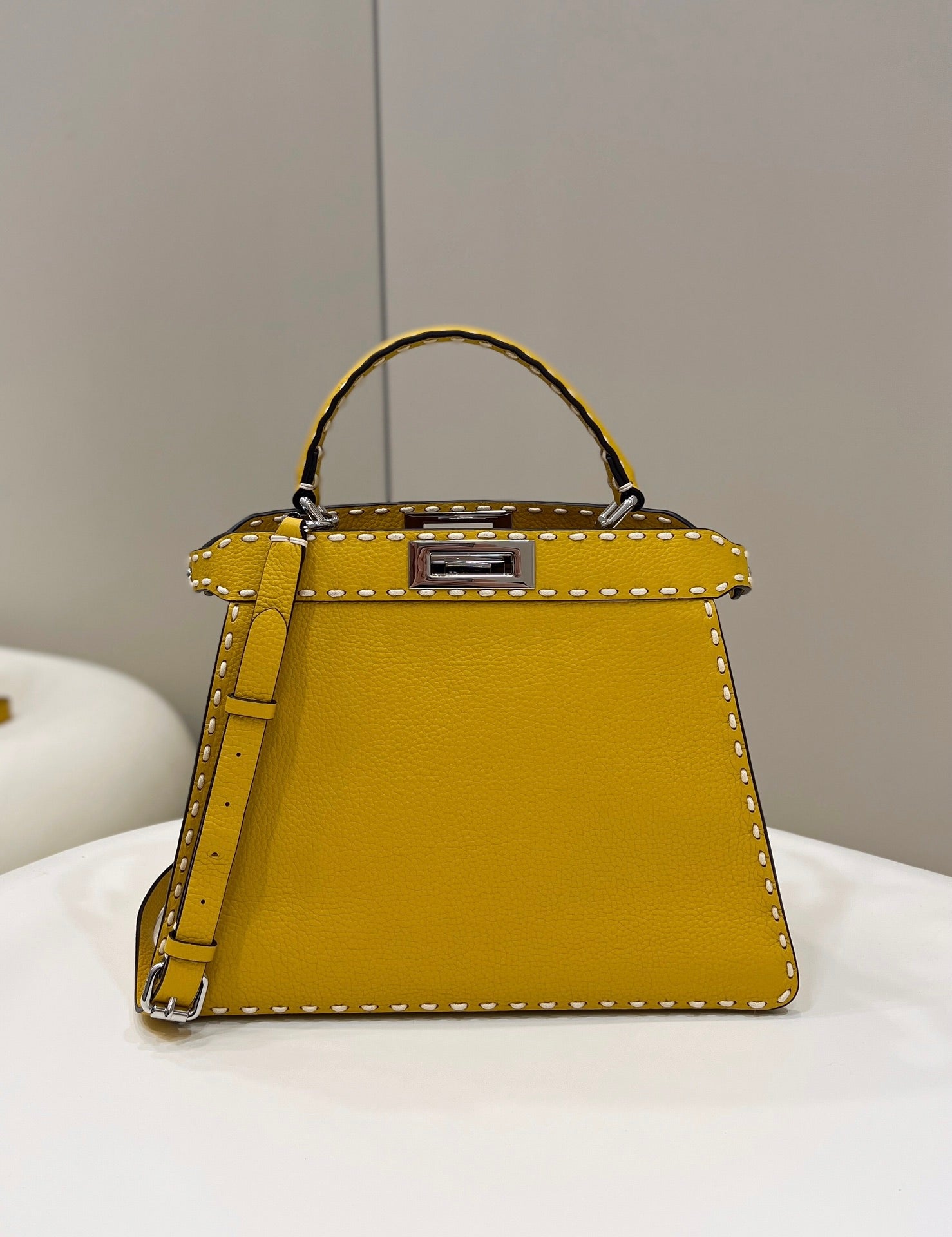 PEEKABOO ISEEU 33 IN YELLOW GRAINED جلد عجل إكسسوارات فضية