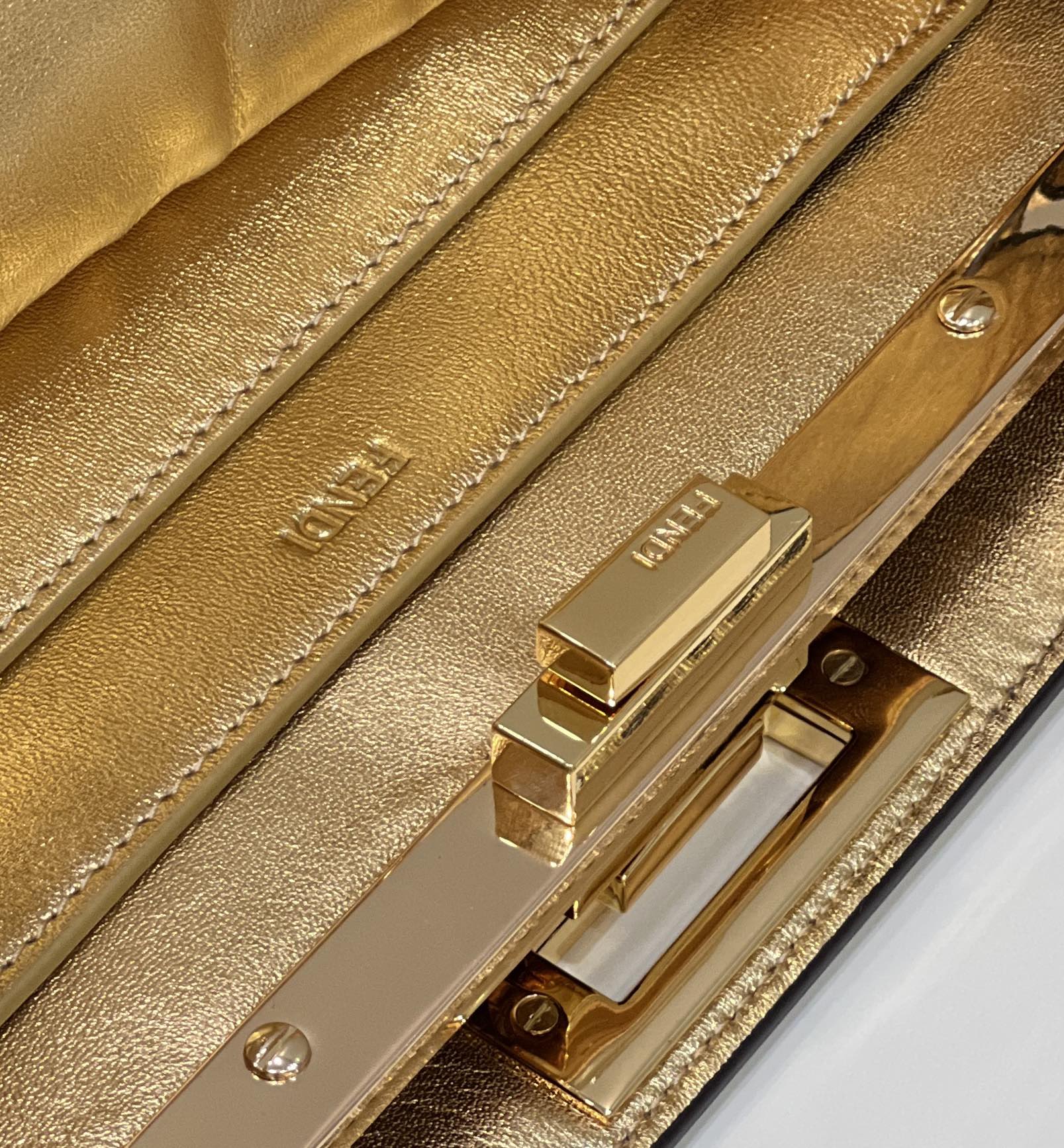 PEEKABOO ISEEU 33 IN ذهبي METALLIC جلد عجل إكسسوارات ذهبية