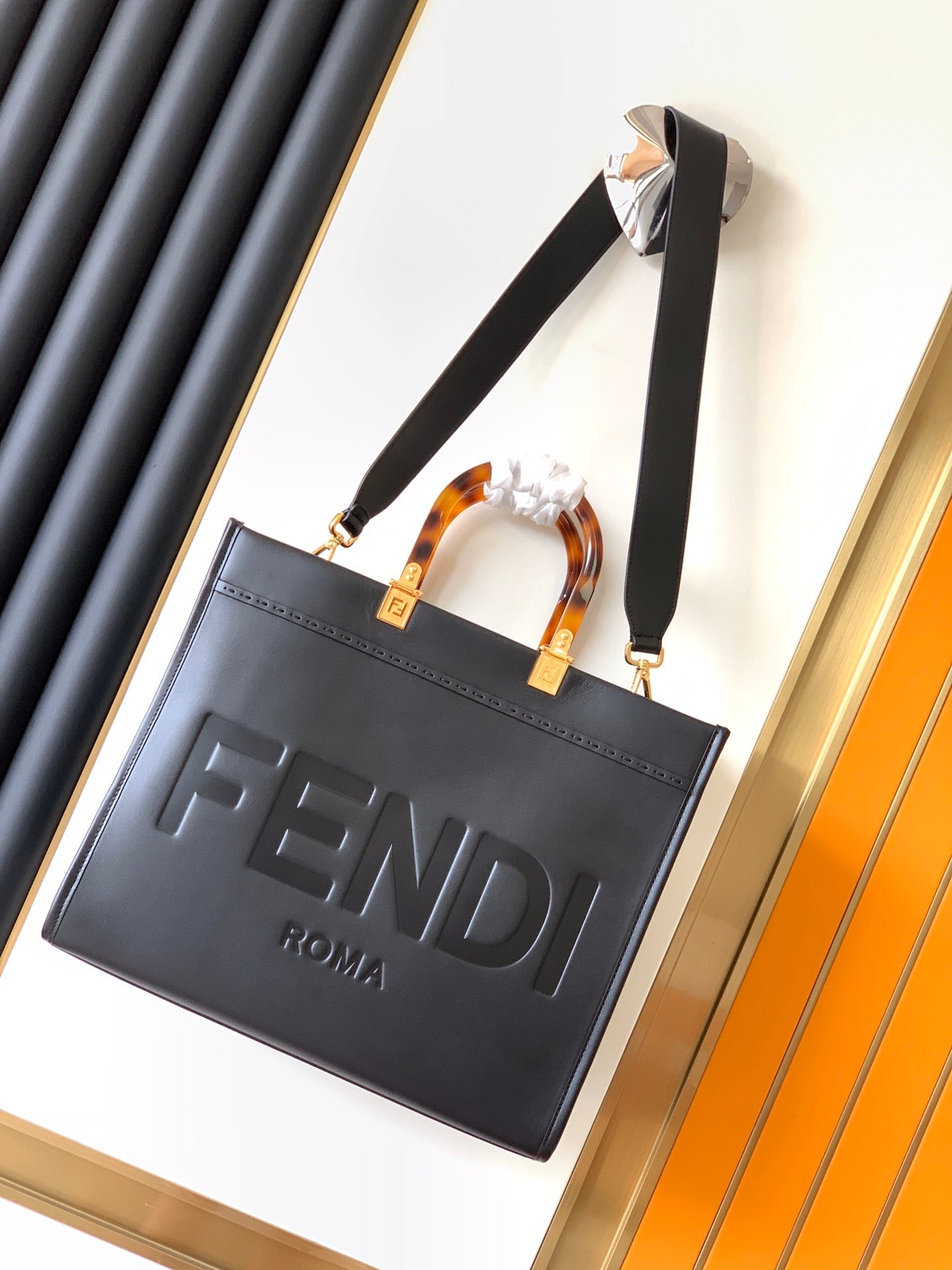 حقيبة Fend Sunshine متوسطة الحجم 35 من الجلد الأسود