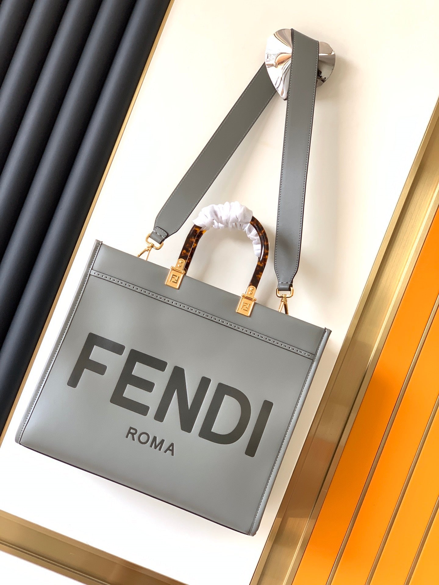 حقيبة Fend Sunshine متوسطة الحجم 35 من الجلد الرمادي