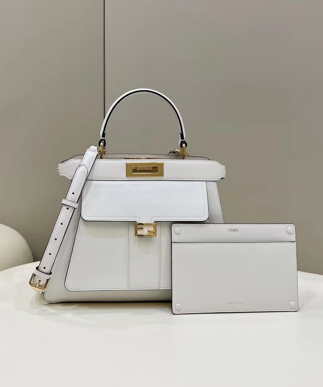 Fendi Peekaboo 33 BAG IN أبيض جلد عجل WITH حزام إكسسوارات ذهبية