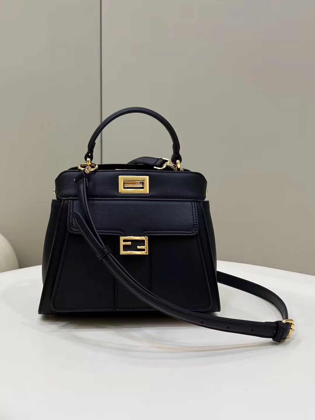 Fendi Peekaboo ميني 23 BAG IN أسود جلد عجل WITH إكسسوارات ذهبية