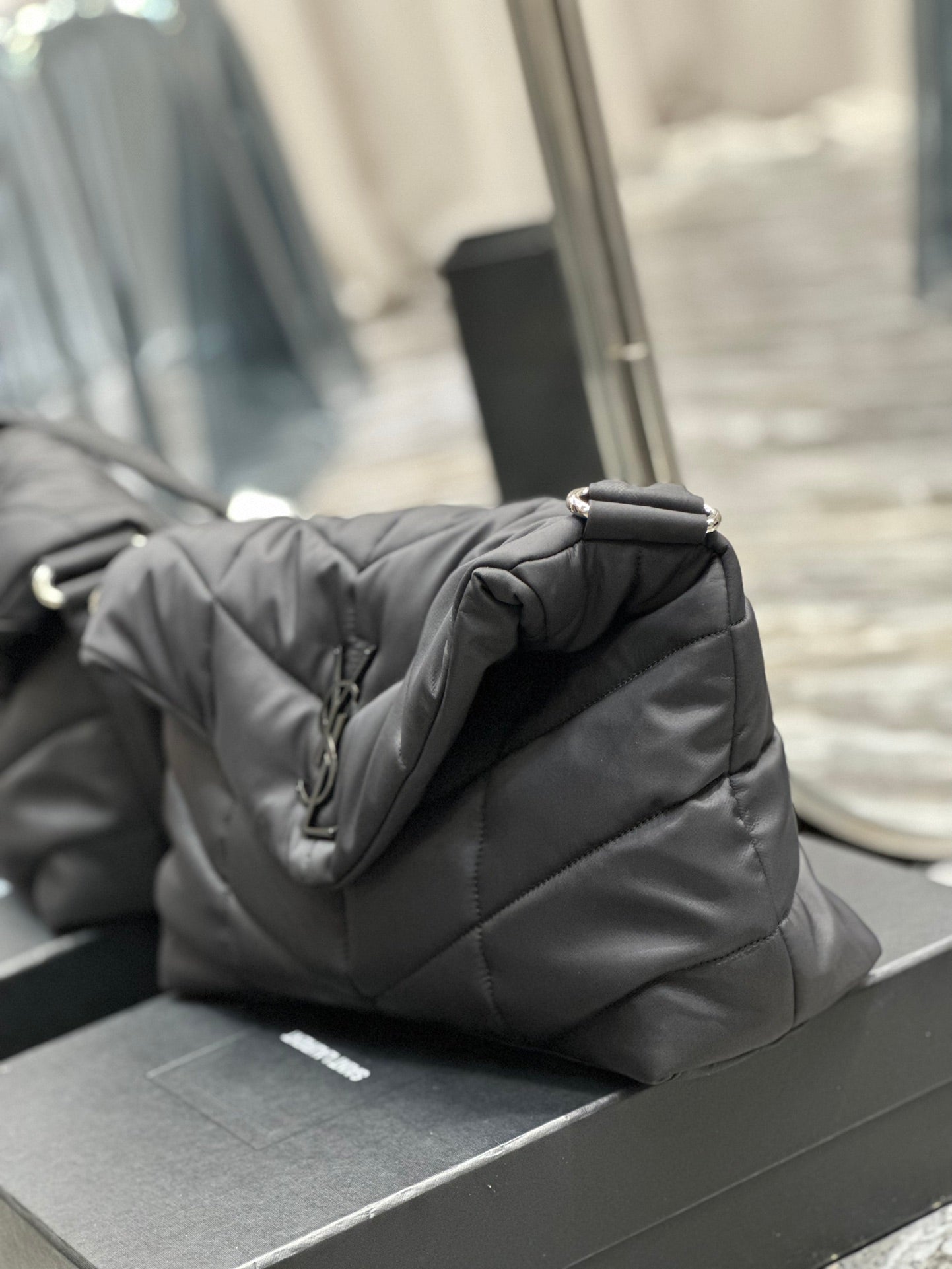 حقيبة Puffer كبيرة 34 باللون الرمادي الداكن من النايلون