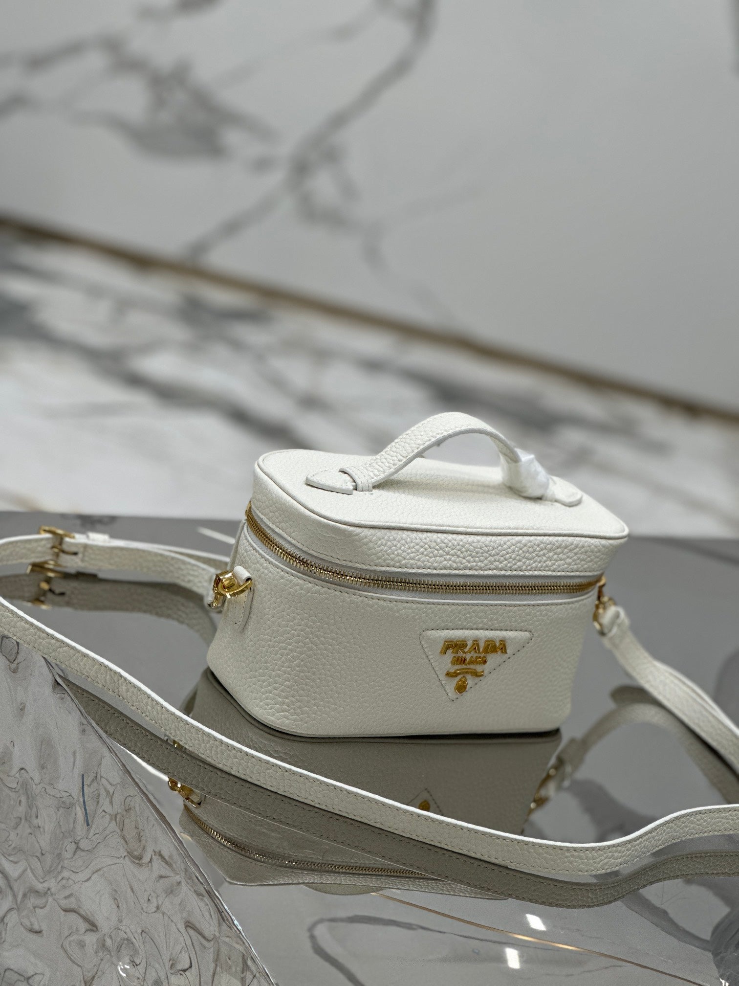 Vanity CASE 18 IN أبيض Grained جلد عجل إكسسوارات ذهبية