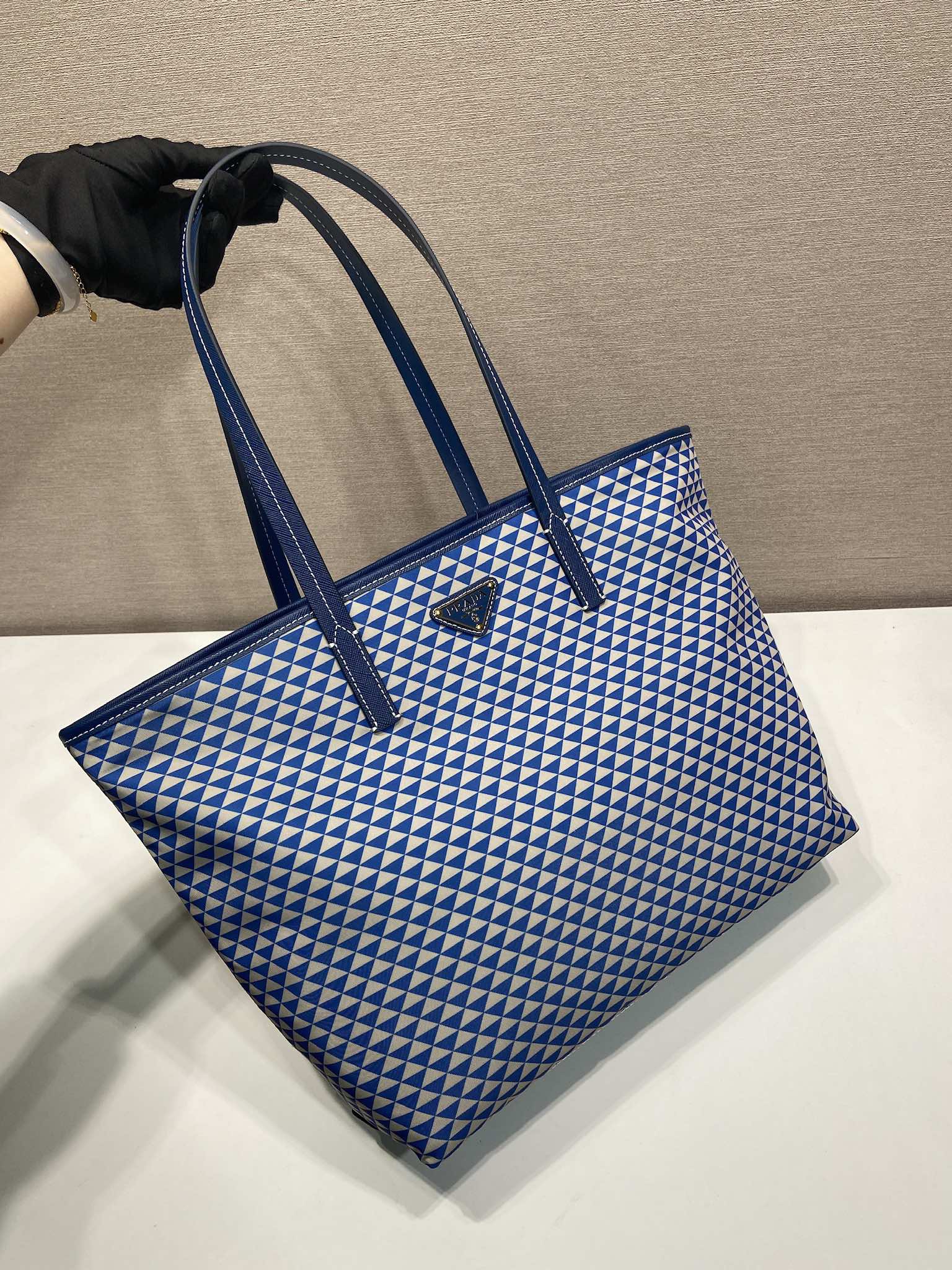 TOTE BAG 33 IN BLUE MIX WHITE TRIANGLE PATTERN EMBROIDERED FABRIC - صورة المنتج 2
