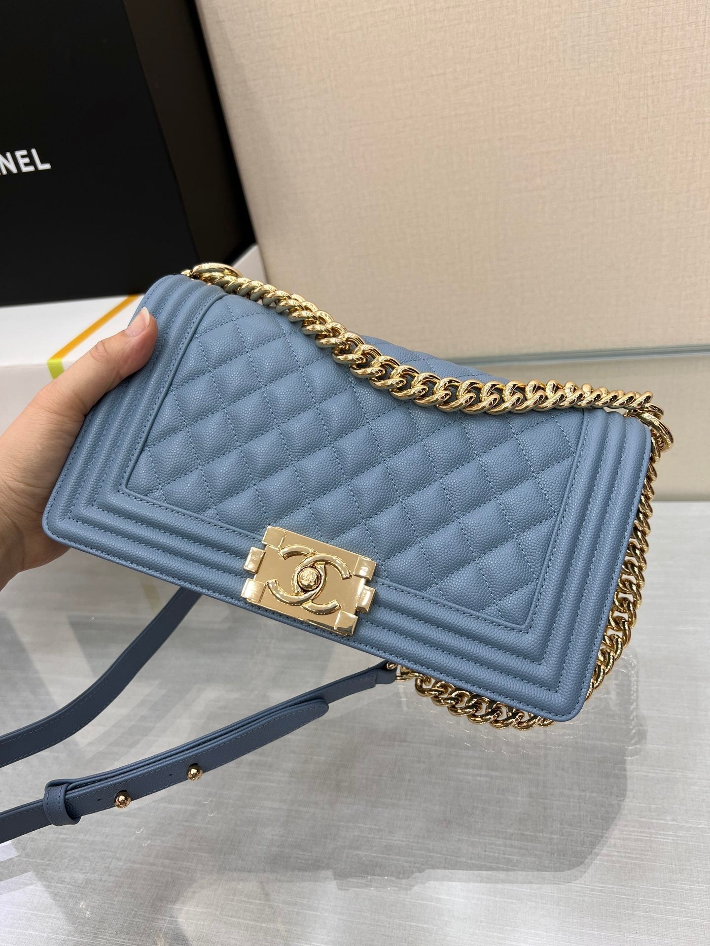 BOY BAG متوسط 25 Cloud أزرق Caviar إكسسوارات ذهبية