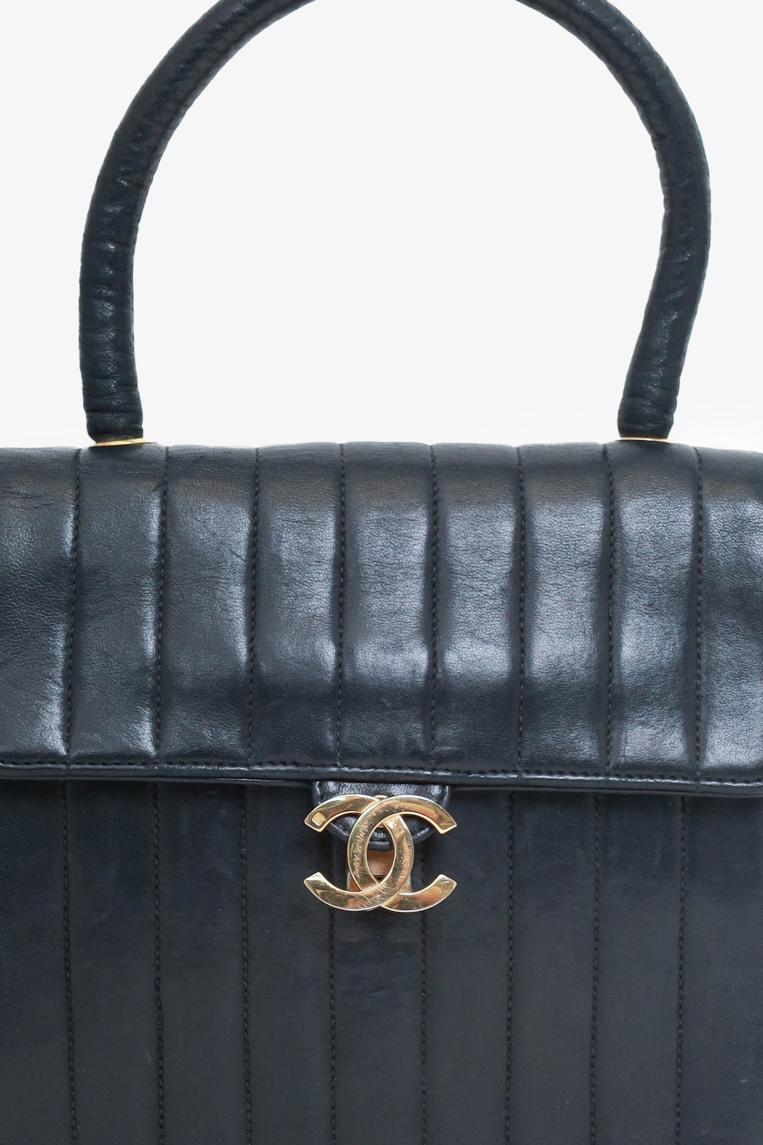 Chanel -94 أسود Vertical Quilted Lambskin Top Handle Bag