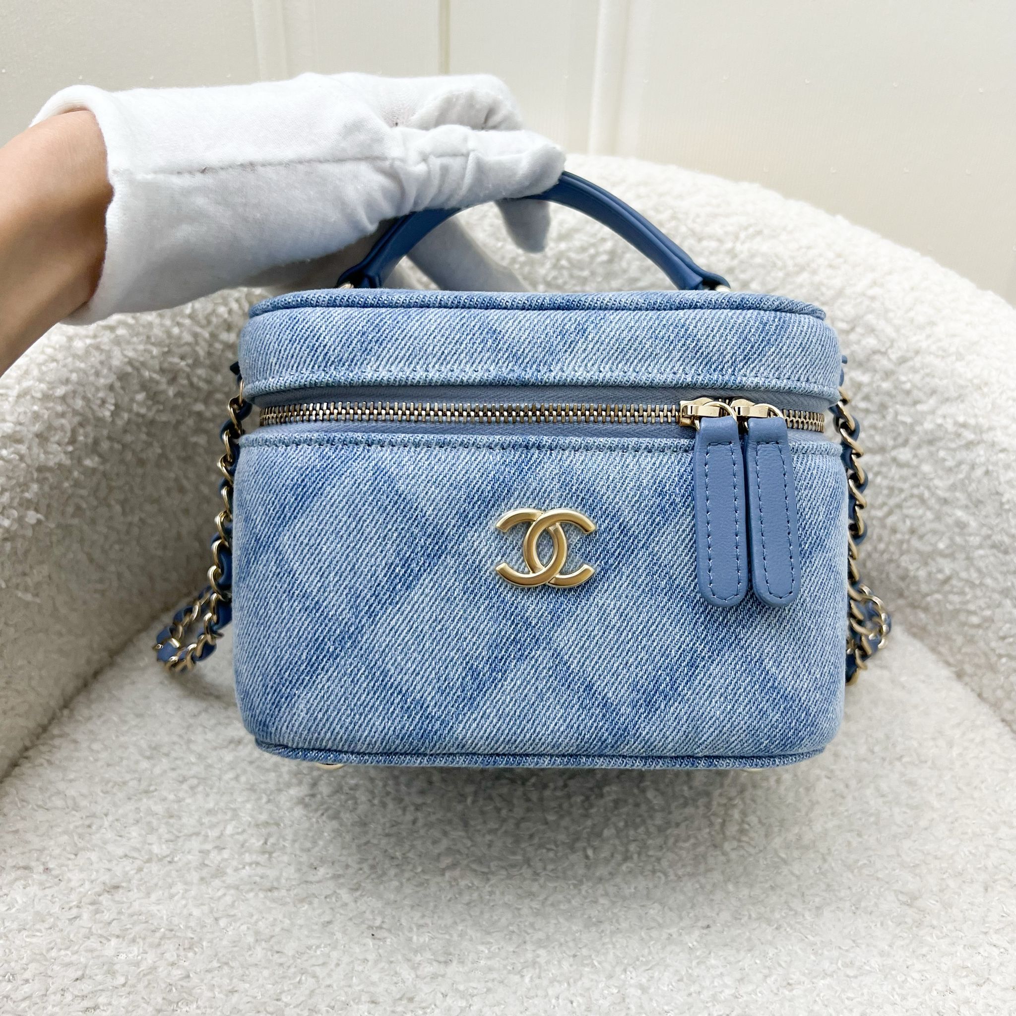 Chanel 22B Cheer for Chanel Vanity Case with Top Handle in Light أزرق Fabric and AGHW حقيبة يد