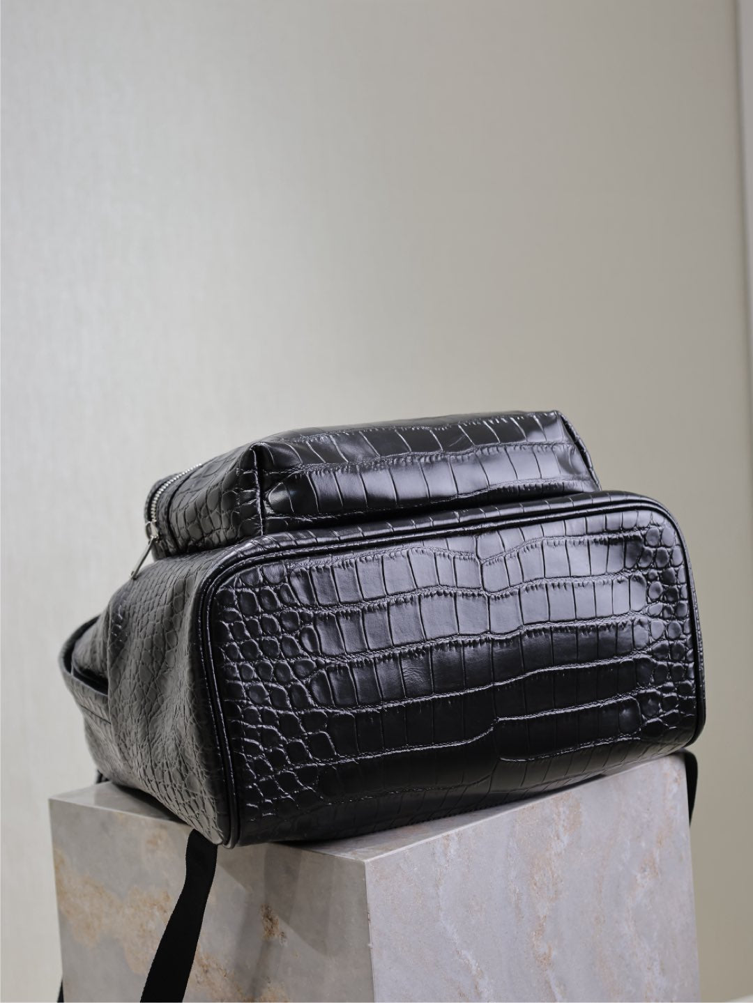 CITY BACKPACK 38 IN أسود CROCODILE EMBOSSED جلد عجل